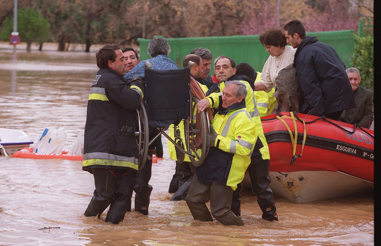 6 de marzo de 2001. Bomberos y personal de Protección Civil trasladan a varios vecinos del barrio Arturo Eyries que tuvieron que abandonar sus casas en lancha tras el desbordamiento del Pisuerga.