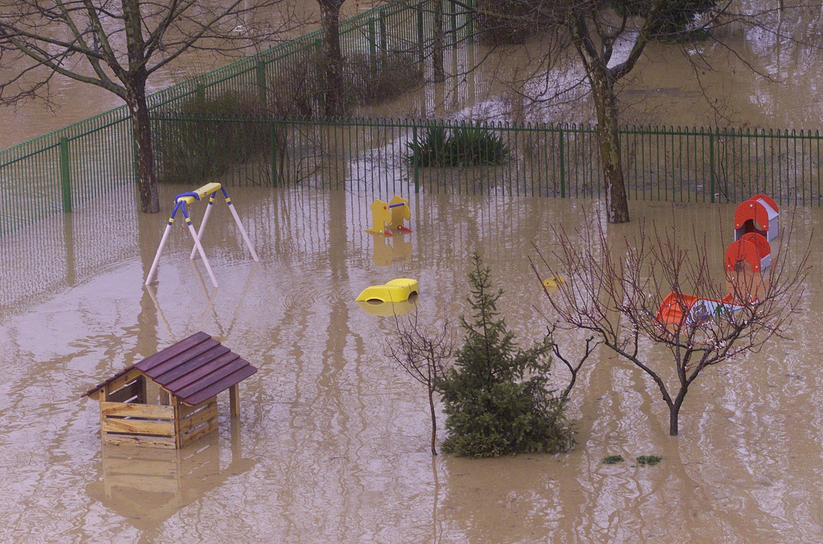 6 de marzo de 2001. Panorámica del patio de la escuela municipal Platero, en el barrio Arturo Eyries, totalmente anegado por el agua.