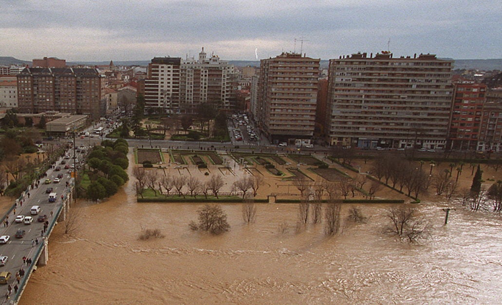 6 de marzo de 2001. La espectacular crecida del río Pisuerga a su paso por Valladolid, anegó gran parte de la Rosaleda