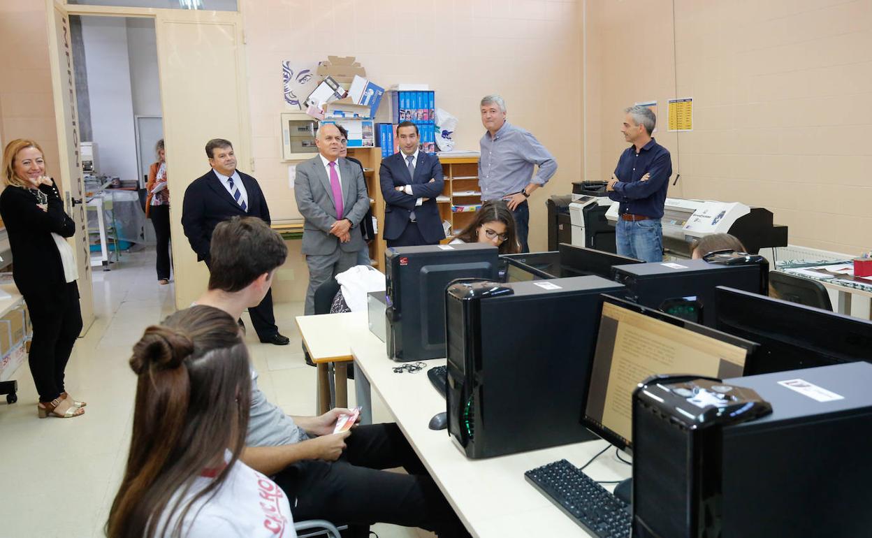 El delegado, en el centro, junto a representantes de la comunidad educativa. 
