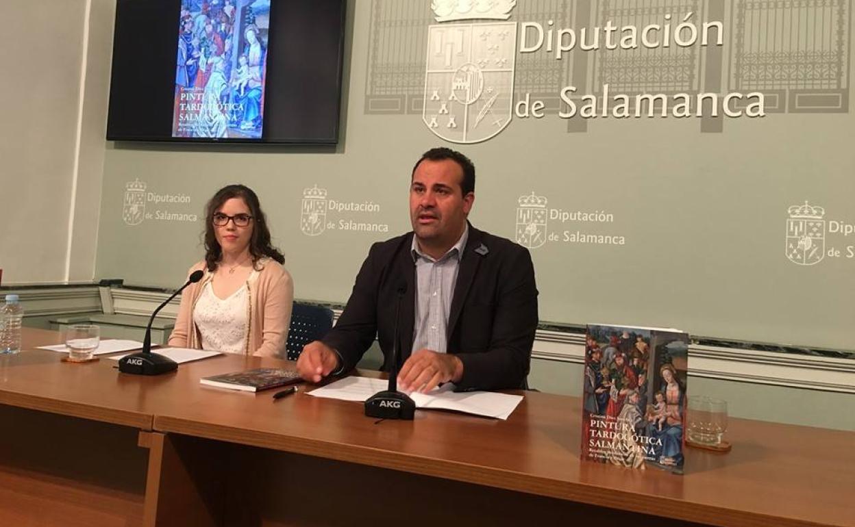 Cristina Díez Sánchez y el diputado de Cultura, David Mingo, durante la presentación de la obra. 