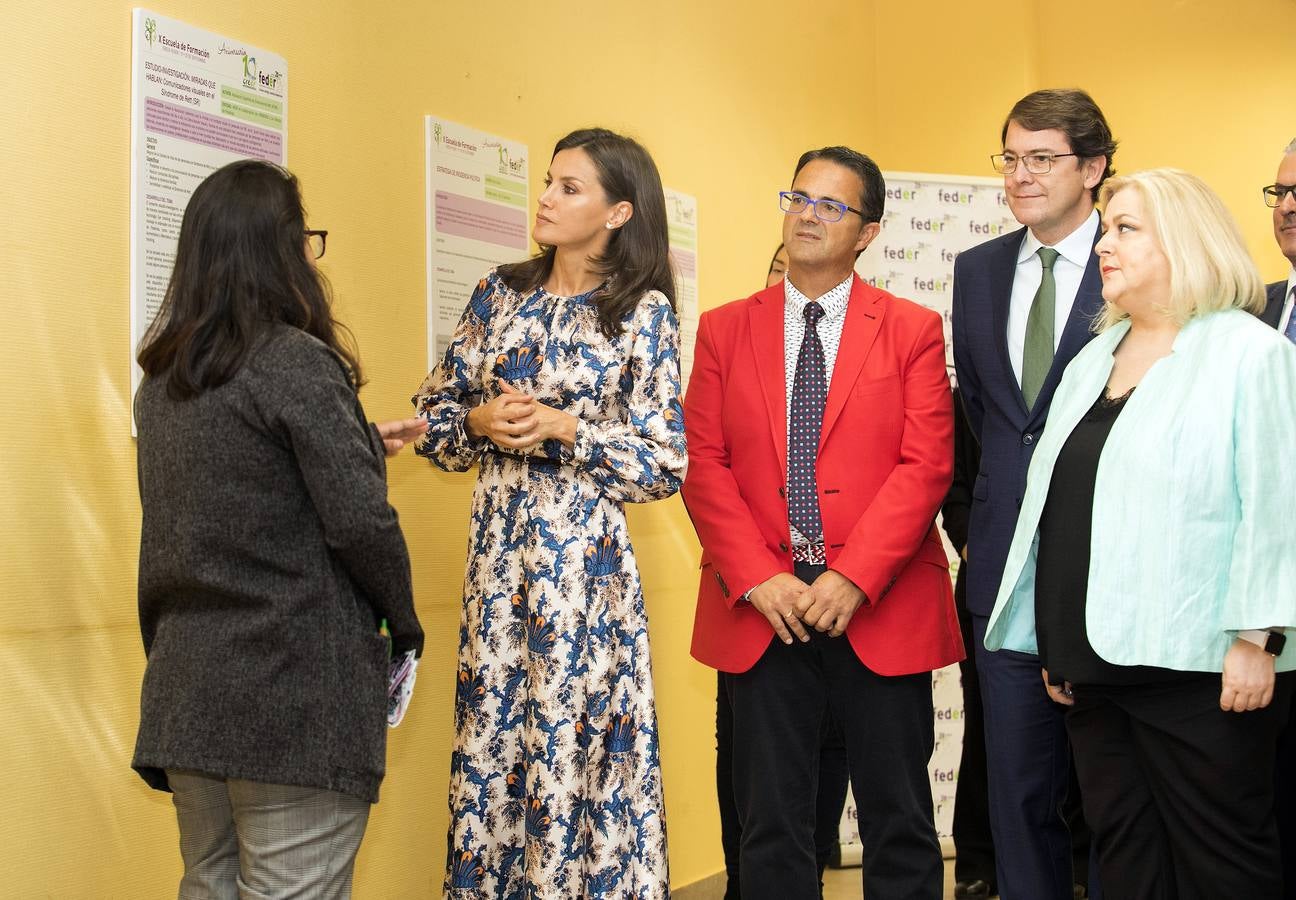 La reina ha conocido de primera mano el trabajo que se desarrolla en esta instalación de referencia nacional y ha visitado una exposición instalada con motivo del décimo aniversario del centro