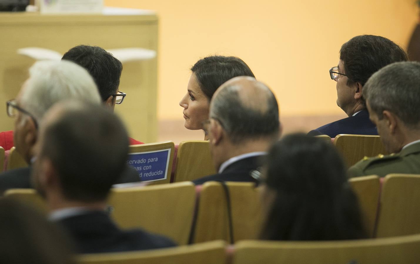 La reina ha conocido de primera mano el trabajo que se desarrolla en esta instalación de referencia nacional y ha visitado una exposición instalada con motivo del décimo aniversario del centro