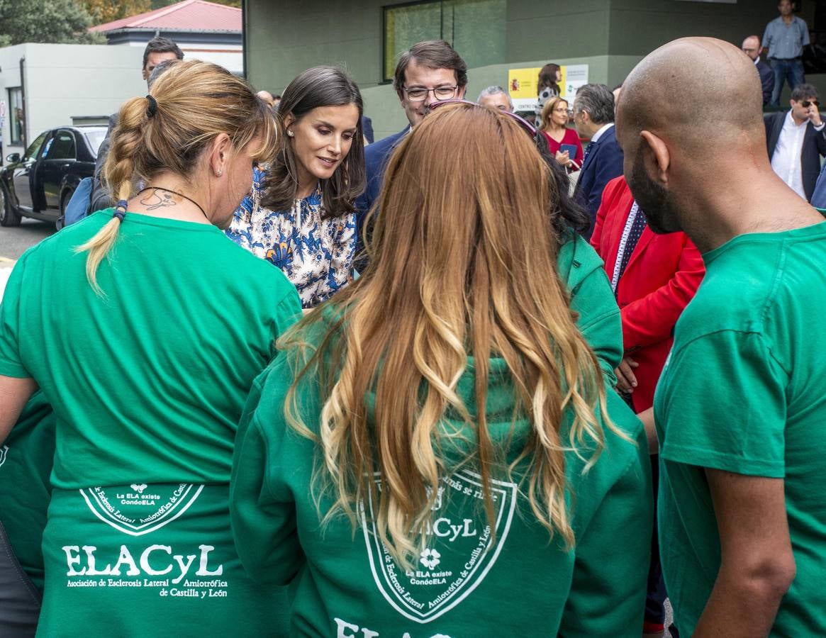 La reina ha conocido de primera mano el trabajo que se desarrolla en esta instalación de referencia nacional y ha visitado una exposición instalada con motivo del décimo aniversario del centro