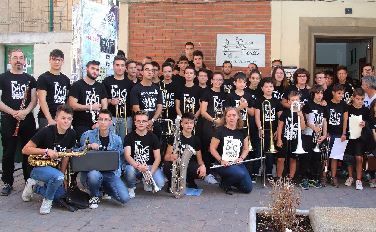 Integrantes de The Big Band Theory a la puerta de la Escuela de Música. 