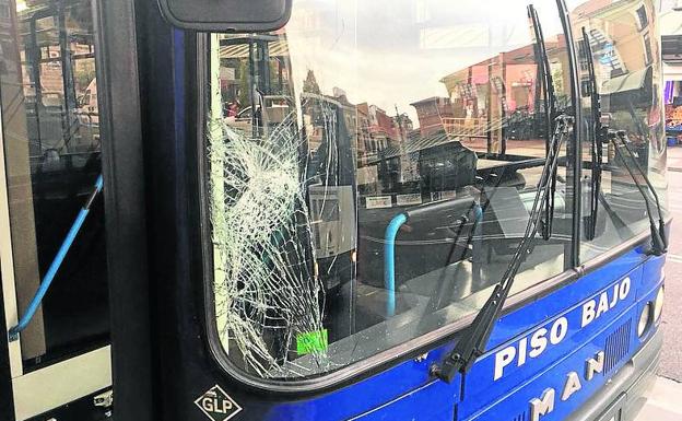 Estado en el que quedó la luna del bus tras el impacto.