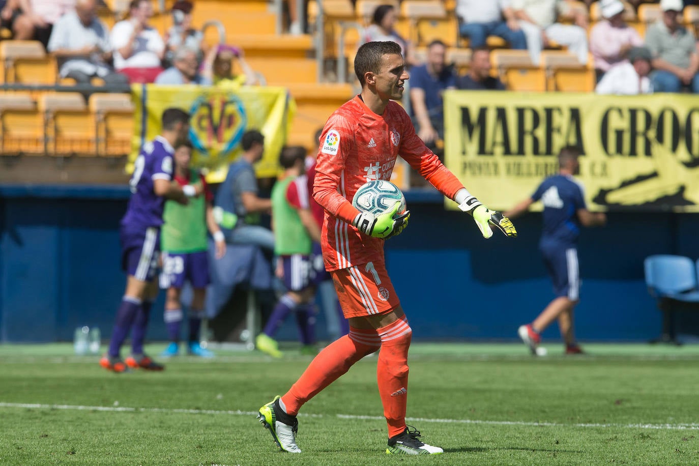 El Villarreal se llevó los tres puntos en juego (2-0) ante el Real Valladolid en La Cerámica en un duelo en el que la mayor ambición local, especialmente en la segunda parte, le dio sus frutos ante un rival que estuvo bien en defensa pero al que le faltó algo más en ataque.