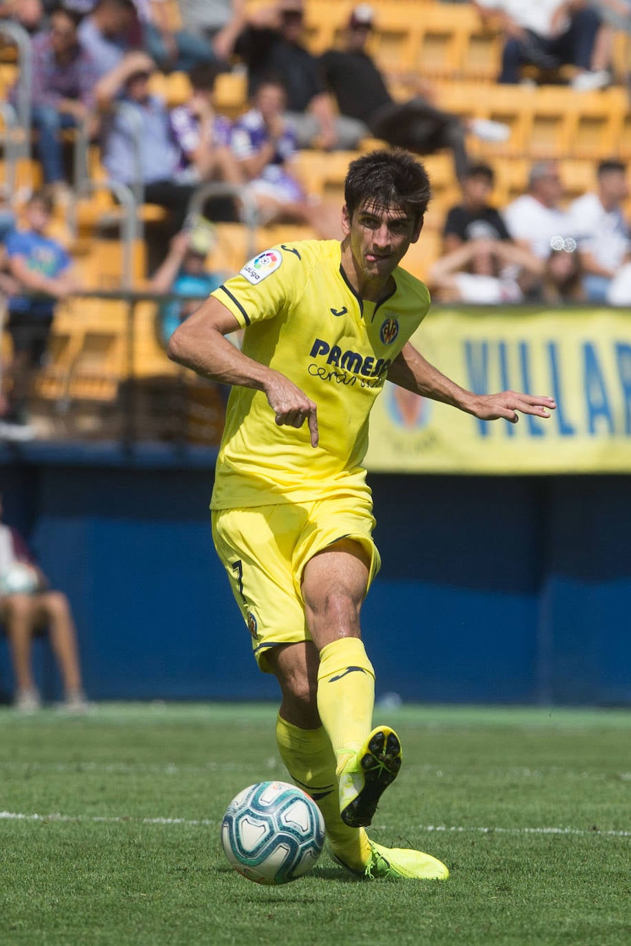 El Villarreal se llevó los tres puntos en juego (2-0) ante el Real Valladolid en La Cerámica en un duelo en el que la mayor ambición local, especialmente en la segunda parte, le dio sus frutos ante un rival que estuvo bien en defensa pero al que le faltó algo más en ataque.