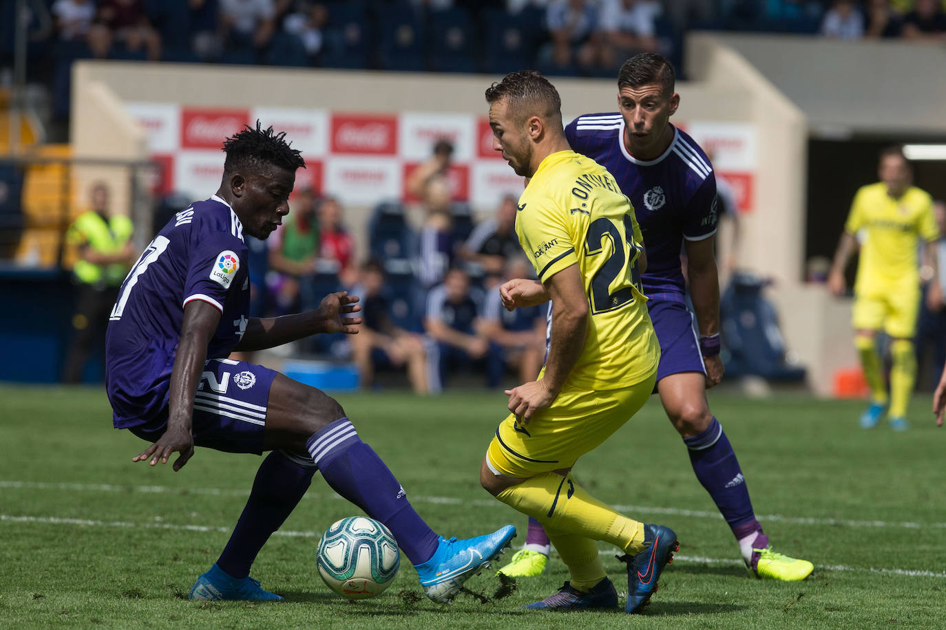 El Villarreal se llevó los tres puntos en juego (2-0) ante el Real Valladolid en La Cerámica en un duelo en el que la mayor ambición local, especialmente en la segunda parte, le dio sus frutos ante un rival que estuvo bien en defensa pero al que le faltó algo más en ataque.