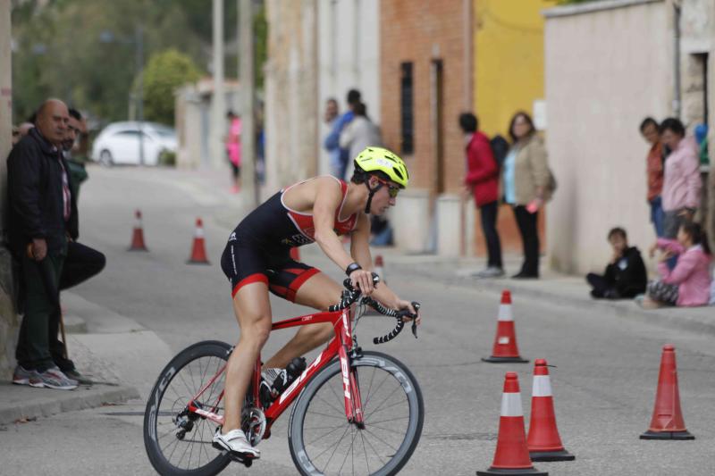 Fotos: Un centenar de atletas desafían a la lluvia en Valbuena (1/2)