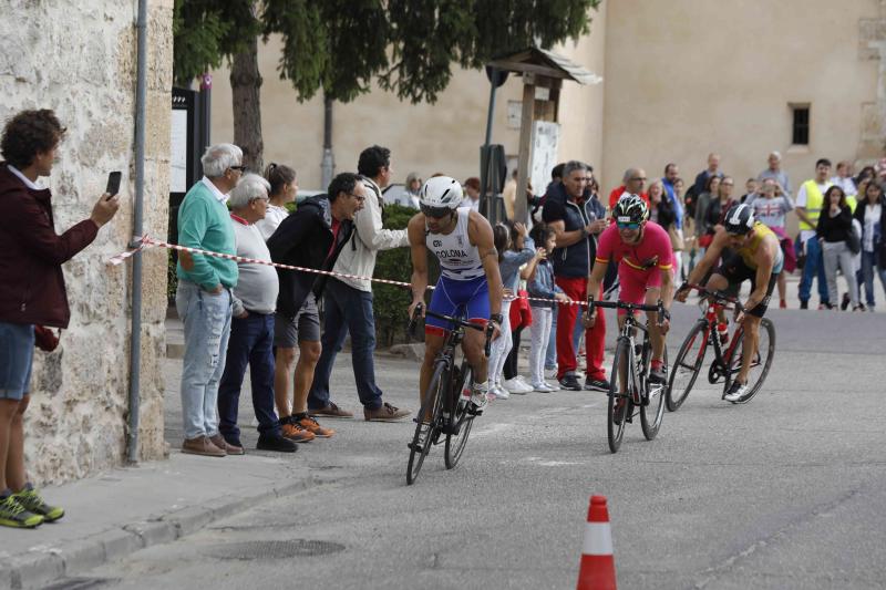 Fotos: Un centenar de atletas desafían a la lluvia en Valbuena (1/2)
