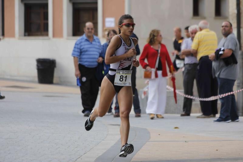 Fotos: Un centenar de atletas desafían a la lluvia en Valbuena (1/2)