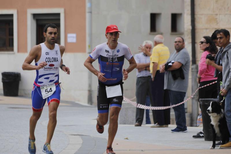 Fotos: Un centenar de atletas desafían a la lluvia en Valbuena (1/2)