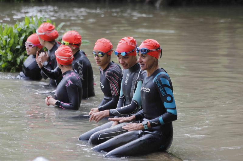 Fotos: Un centenar de atletas desafían a la lluvia en Valbuena (1/2)