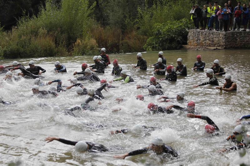 Fotos: Un centenar de atletas desafían a la lluvia en Valbuena (1/2)