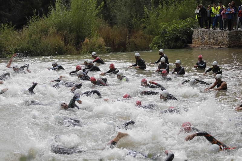 Fotos: Un centenar de atletas desafían a la lluvia en Valbuena (1/2)
