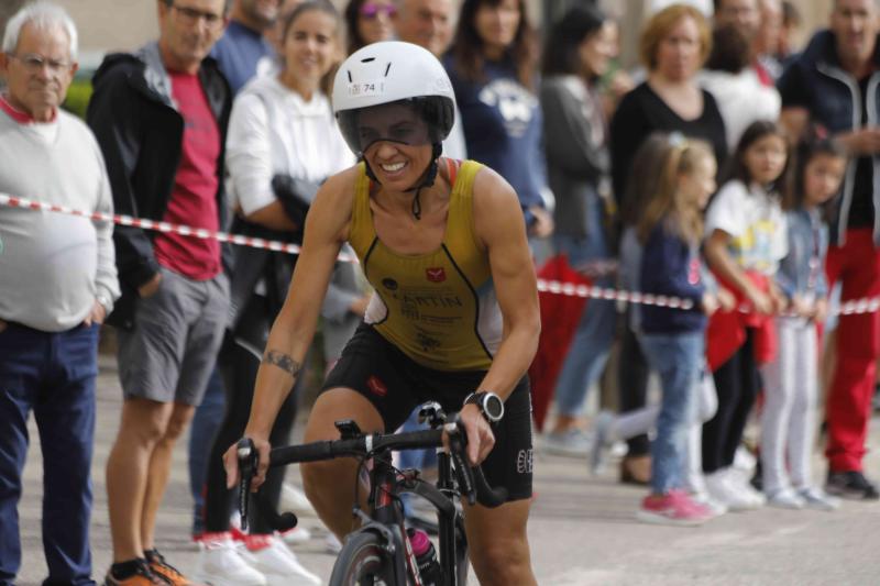 Fotos: Un centenar de atletas desafían a la lluvia en Valbuena (1/2)
