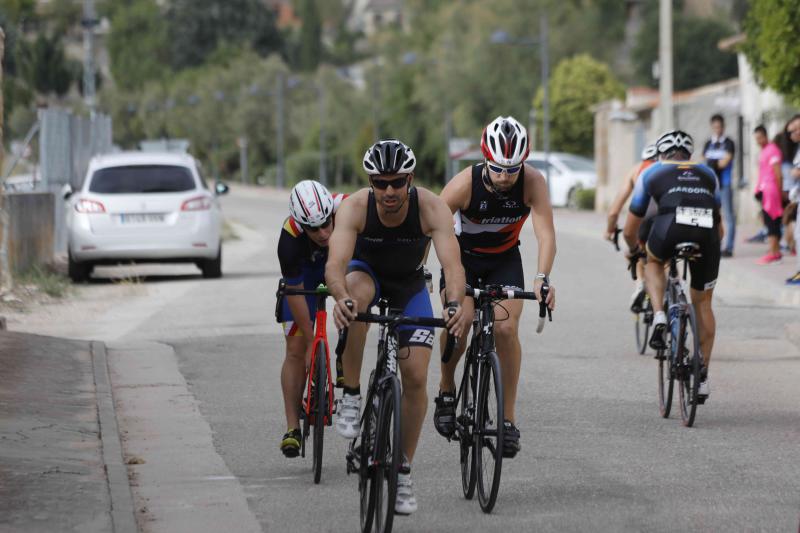 Fotos: Un centenar de atletas desafían a la lluvia en Valbuena (1/2)