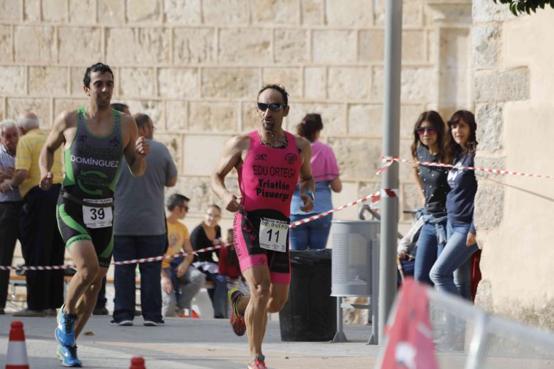 Fotos: Un centenar de atletas desafían a la lluvia en Valbuena (1/2)
