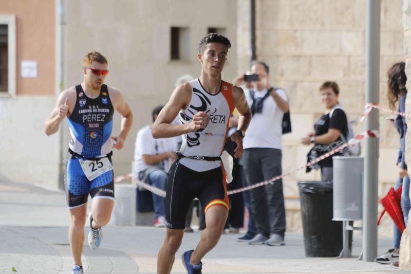 Fotos: Un centenar de atletas desafían a la lluvia en Valbuena (1/2)