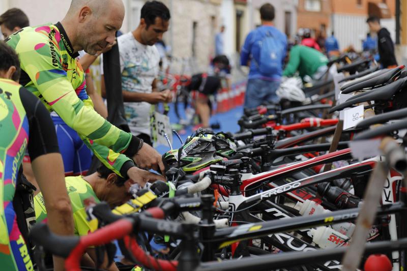 Fotos: Un centenar de atletas desafían a la lluvia en Valbuena de Duero (1/2)