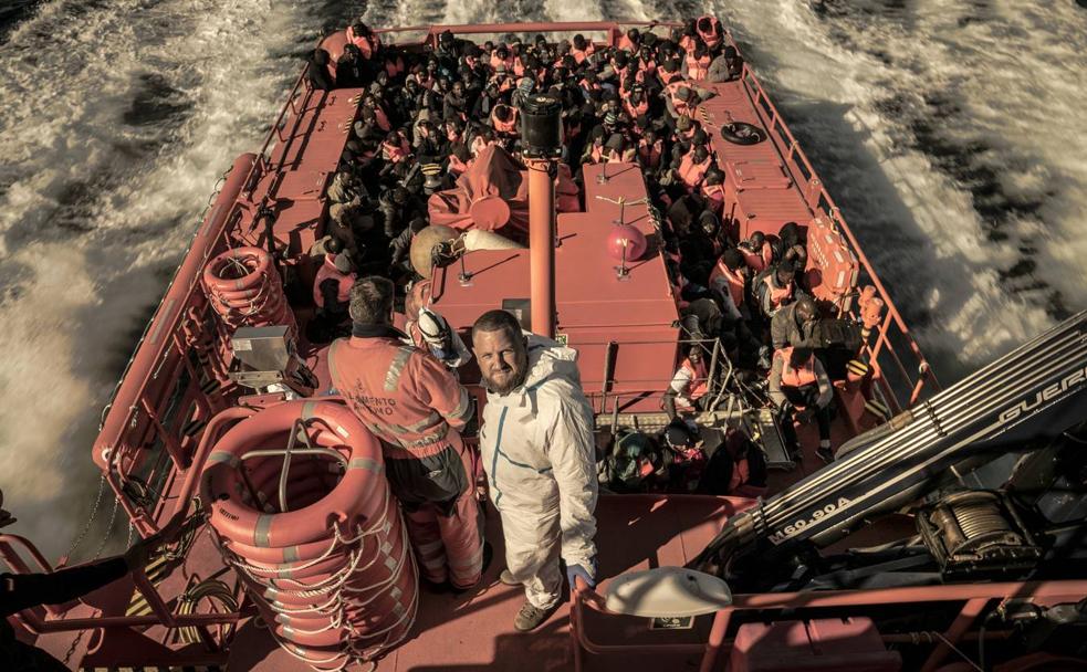El reportero David Beriain, en un buque de Salvamento Marítimo que acaba de rescatar a un grupo de inmigrantes subsaharianos.