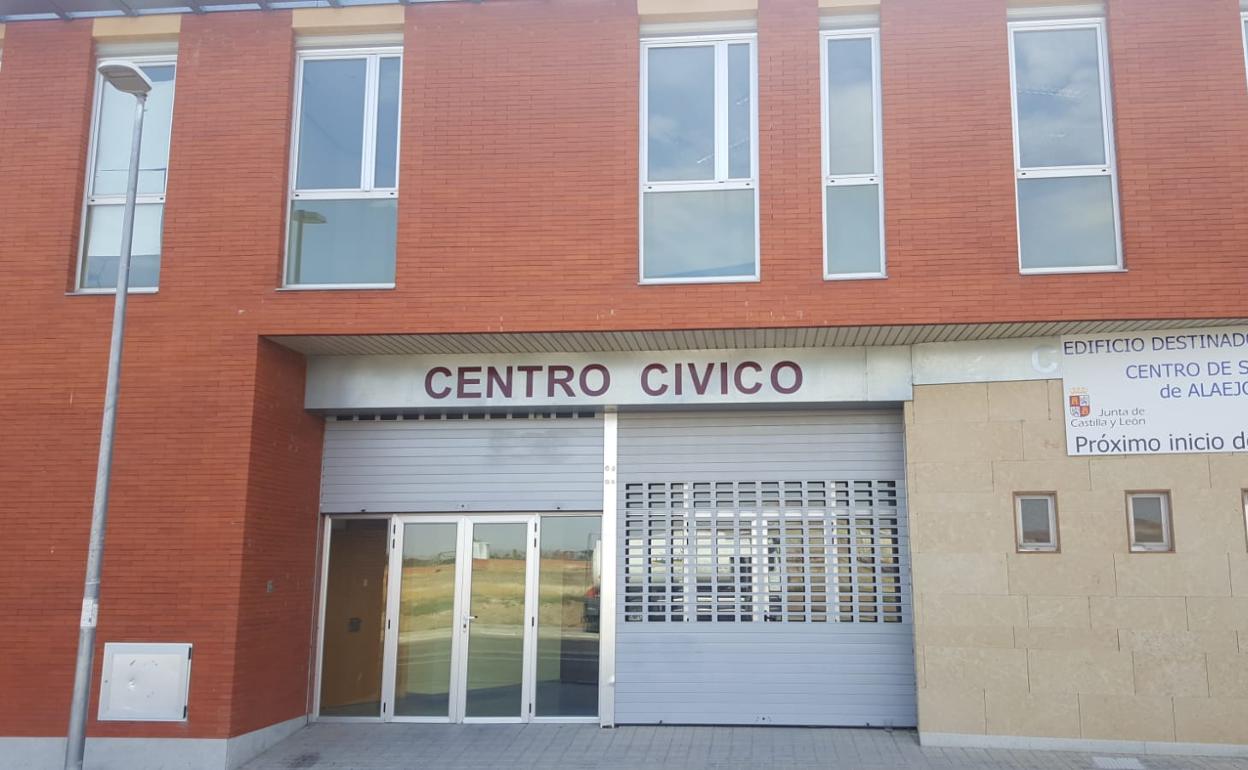Edificio del centro cívico donde está previsto construir el nuevo ambulatorio.