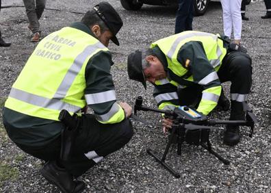 Imagen secundaria 1 - Monitorización y preparación de los drones usados este viernes en Segovia. 