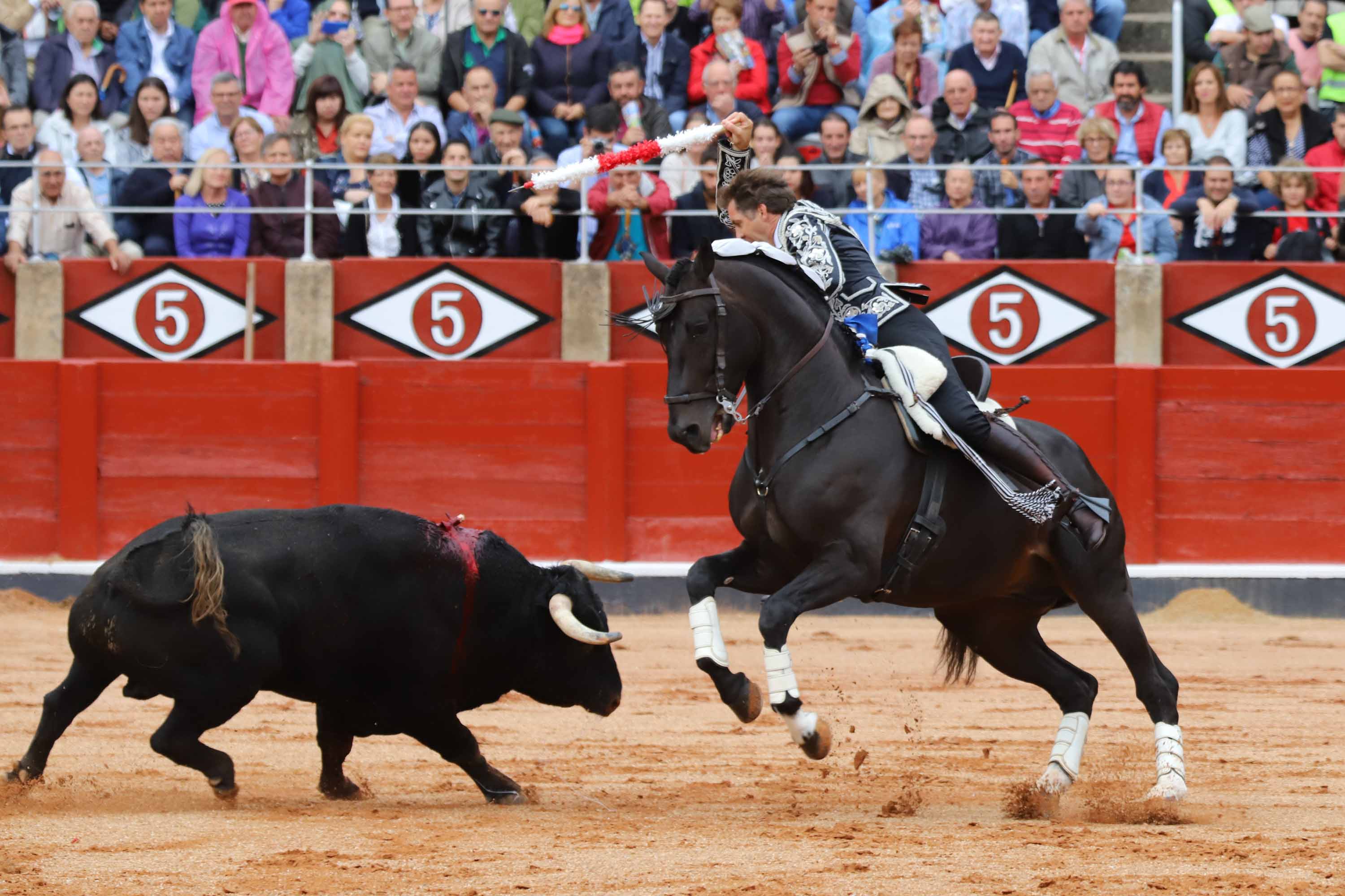 Lea Vicens y Guillermo Hermoso de Mendoza abrieron la puerta grande de La Glorieta tras cortar dos orejas cada uno en el sexto y último festejo de la Feria de Salamanca en el que Pablo Hermoso de Mendoza con toros de Herederos de Sánchez y Sánchez se fue de vacío