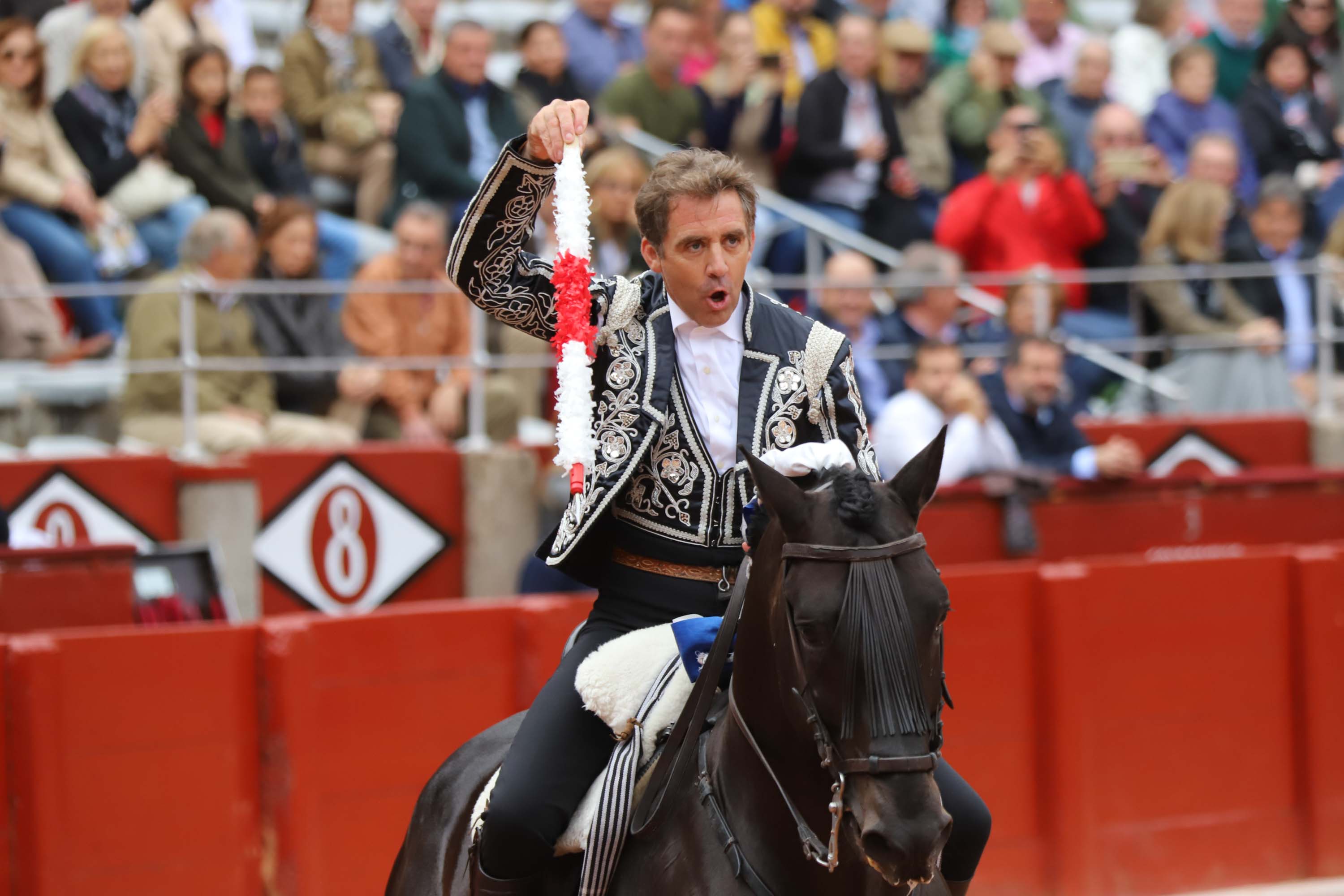 Lea Vicens y Guillermo Hermoso de Mendoza abrieron la puerta grande de La Glorieta tras cortar dos orejas cada uno en el sexto y último festejo de la Feria de Salamanca en el que Pablo Hermoso de Mendoza con toros de Herederos de Sánchez y Sánchez se fue de vacío