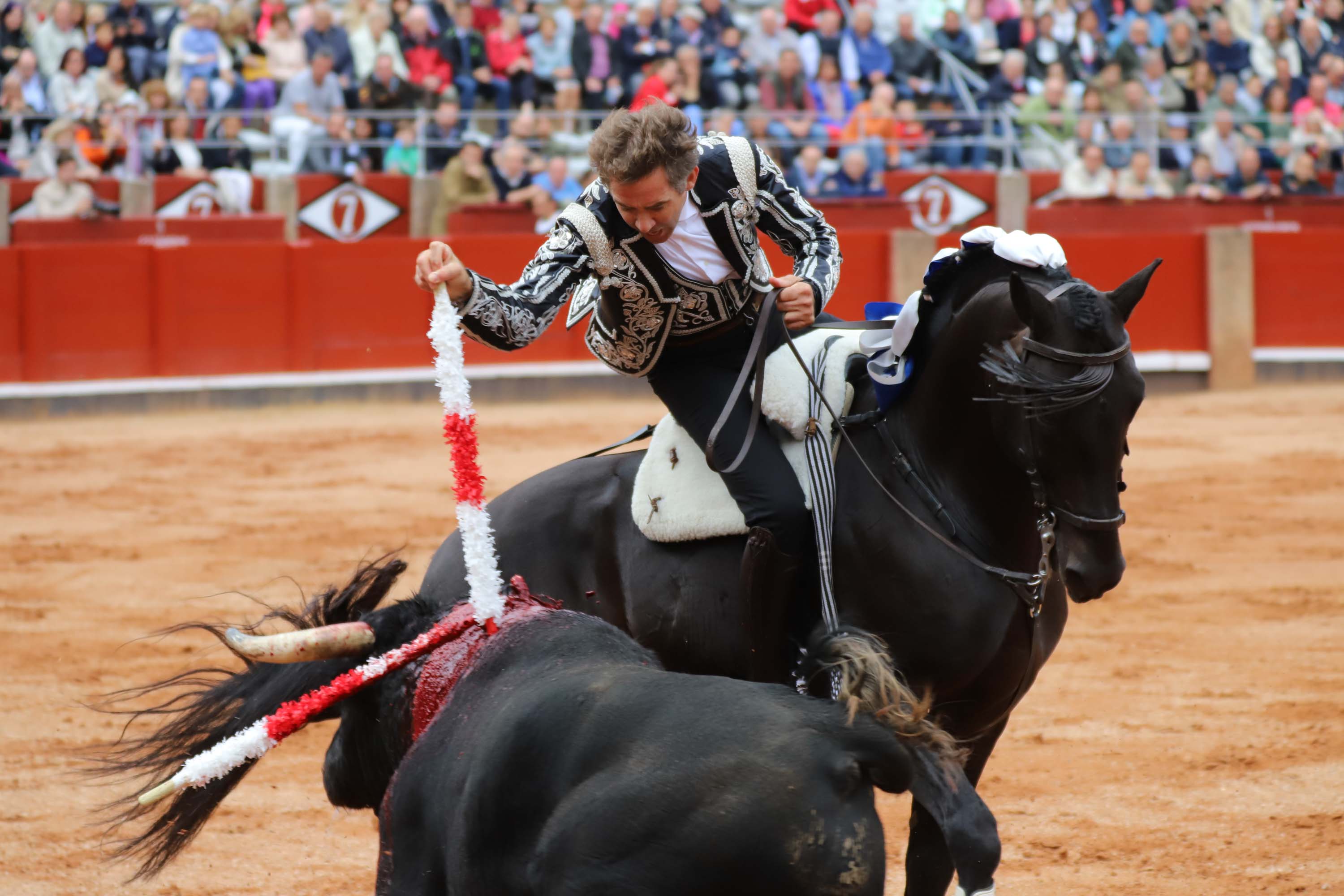 Lea Vicens y Guillermo Hermoso de Mendoza abrieron la puerta grande de La Glorieta tras cortar dos orejas cada uno en el sexto y último festejo de la Feria de Salamanca en el que Pablo Hermoso de Mendoza con toros de Herederos de Sánchez y Sánchez se fue de vacío