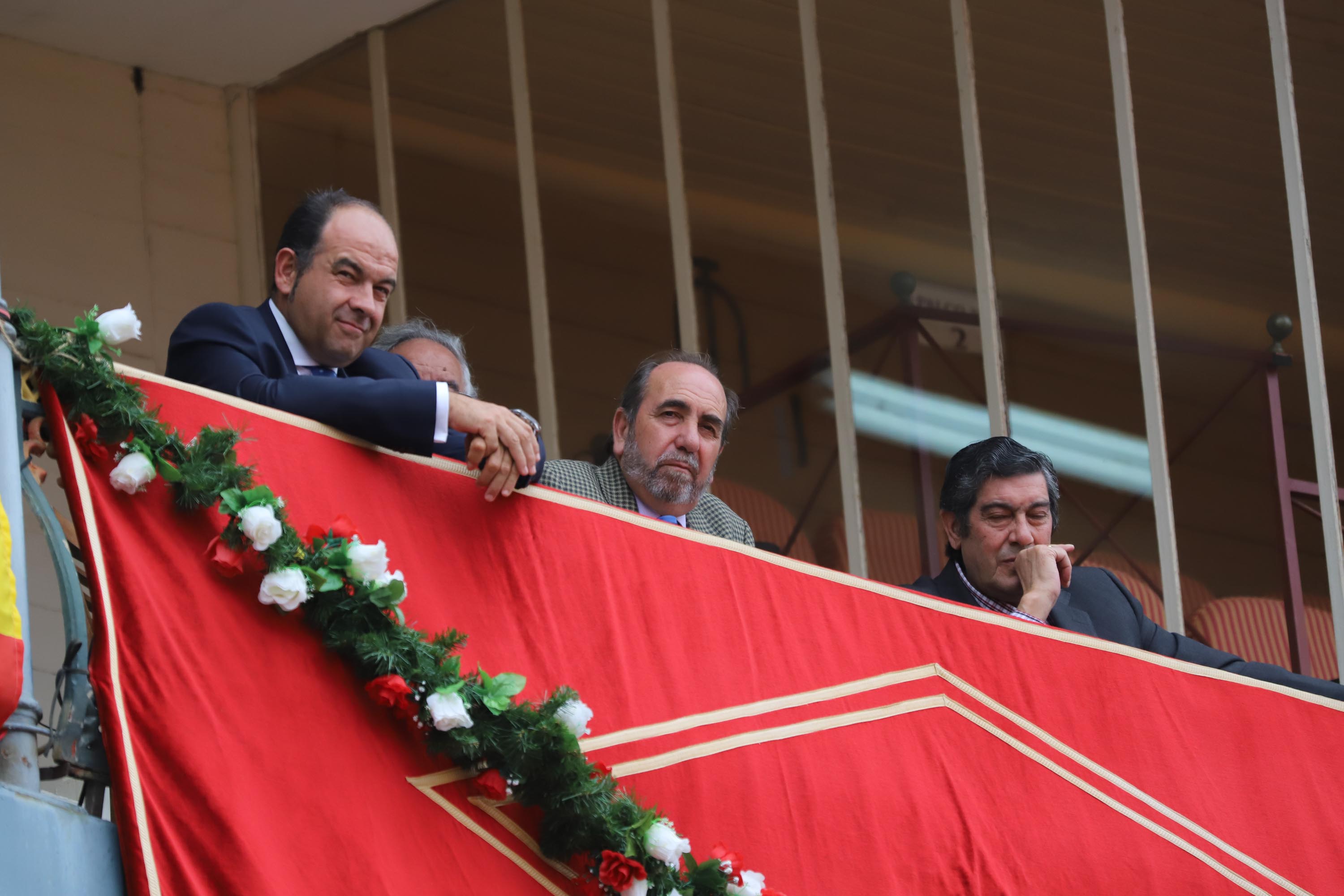 Lea Vicens y Guillermo Hermoso de Mendoza abrieron la puerta grande de La Glorieta tras cortar dos orejas cada uno en el sexto y último festejo de la Feria de Salamanca en el que Pablo Hermoso de Mendoza con toros de Herederos de Sánchez y Sánchez se fue de vacío