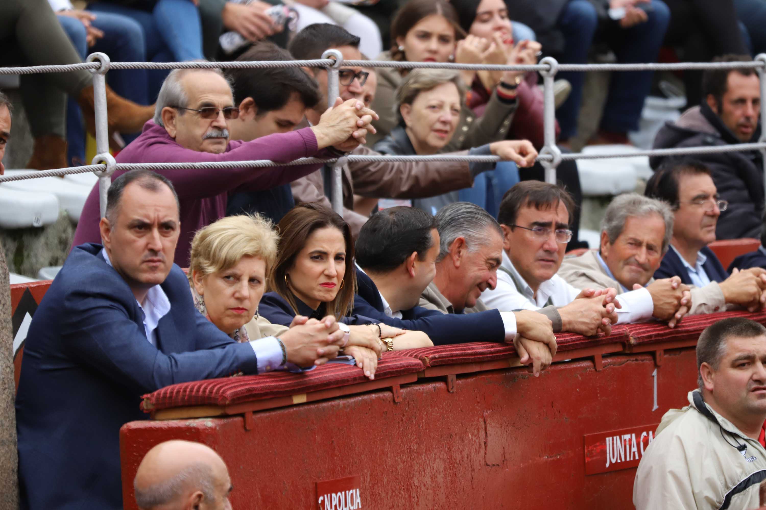 Lea Vicens y Guillermo Hermoso de Mendoza abrieron la puerta grande de La Glorieta tras cortar dos orejas cada uno en el sexto y último festejo de la Feria de Salamanca en el que Pablo Hermoso de Mendoza con toros de Herederos de Sánchez y Sánchez se fue de vacío