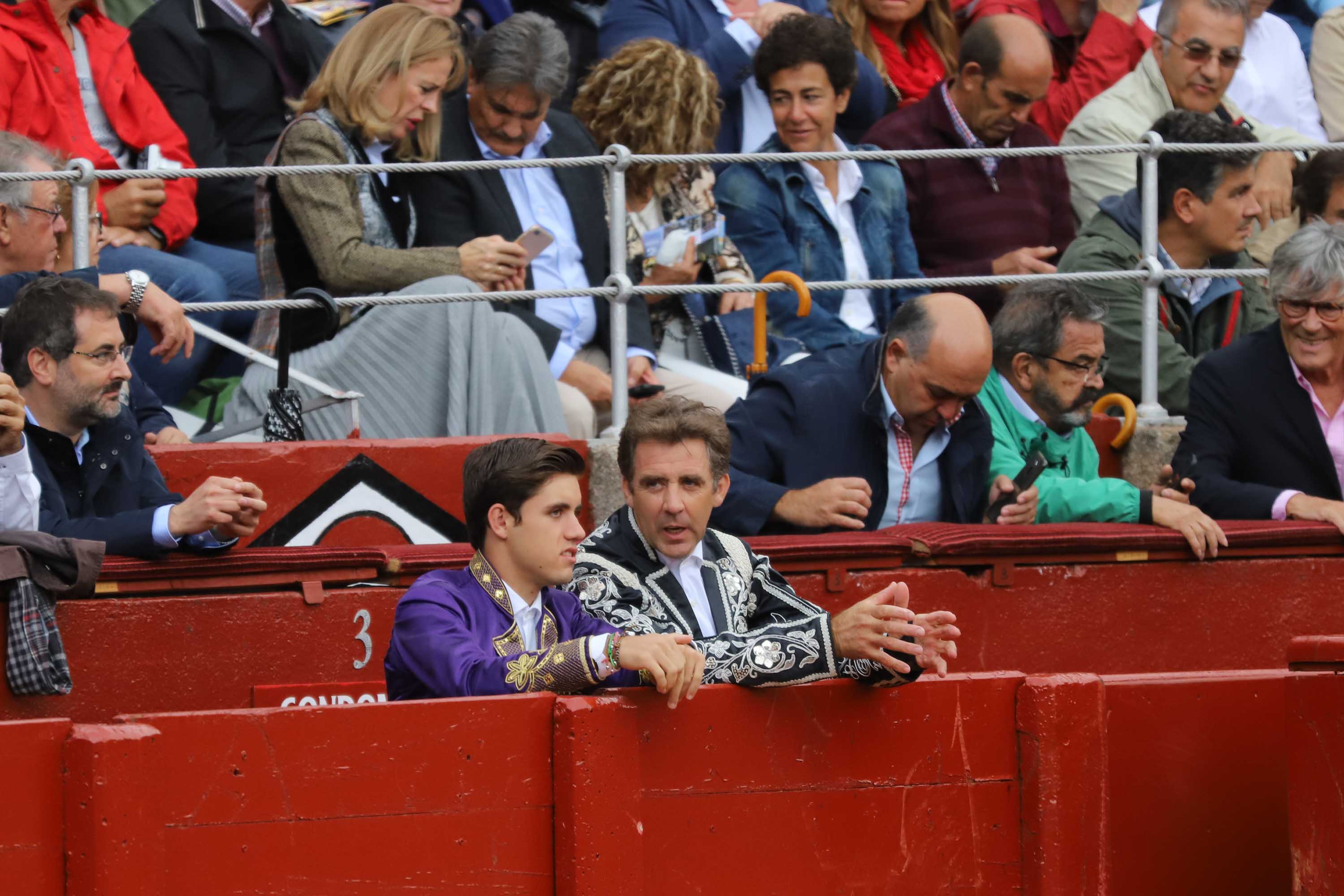 Lea Vicens y Guillermo Hermoso de Mendoza abrieron la puerta grande de La Glorieta tras cortar dos orejas cada uno en el sexto y último festejo de la Feria de Salamanca en el que Pablo Hermoso de Mendoza con toros de Herederos de Sánchez y Sánchez se fue de vacío