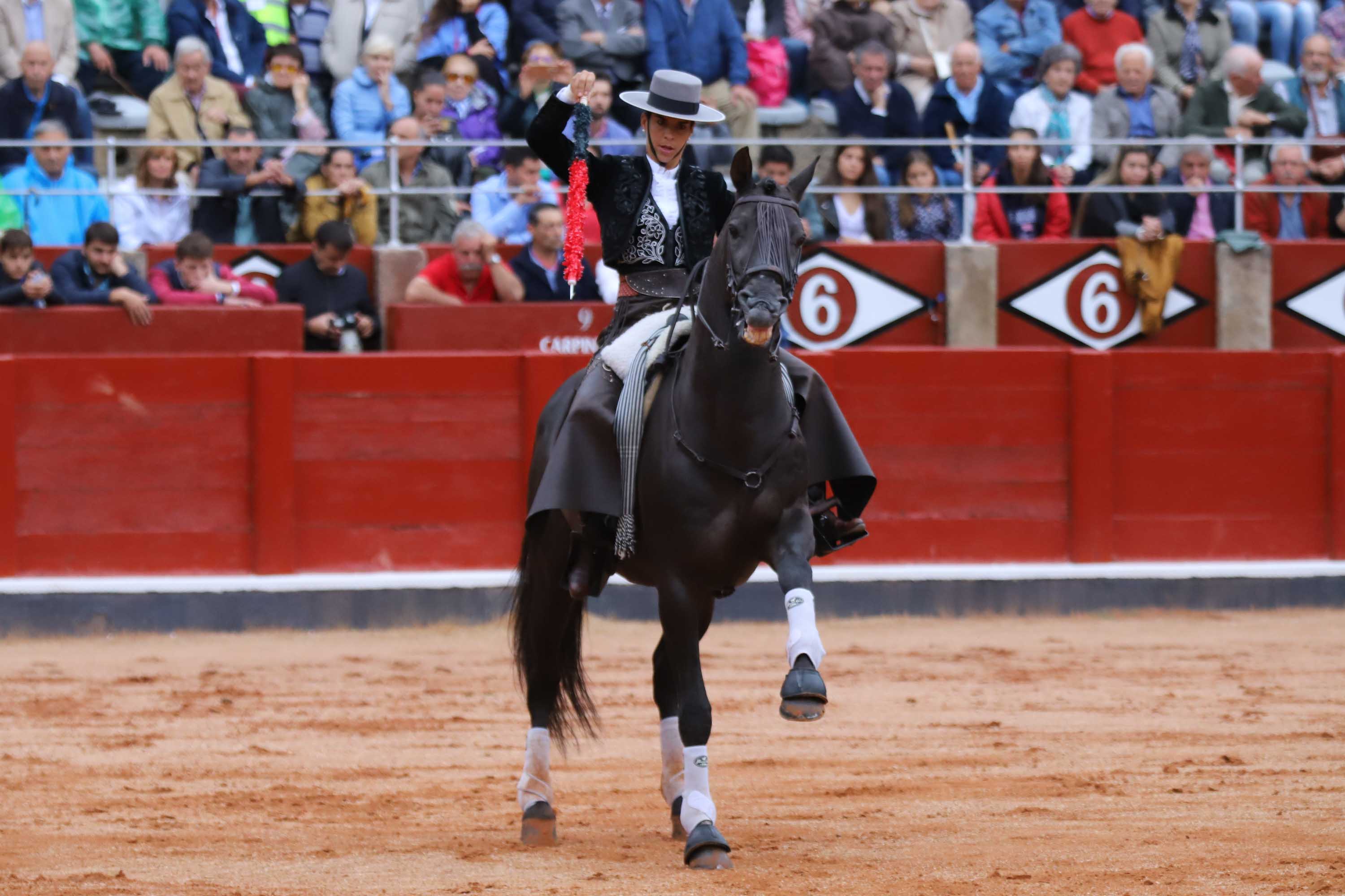 Lea Vicens y Guillermo Hermoso de Mendoza abrieron la puerta grande de La Glorieta tras cortar dos orejas cada uno en el sexto y último festejo de la Feria de Salamanca en el que Pablo Hermoso de Mendoza con toros de Herederos de Sánchez y Sánchez se fue de vacío