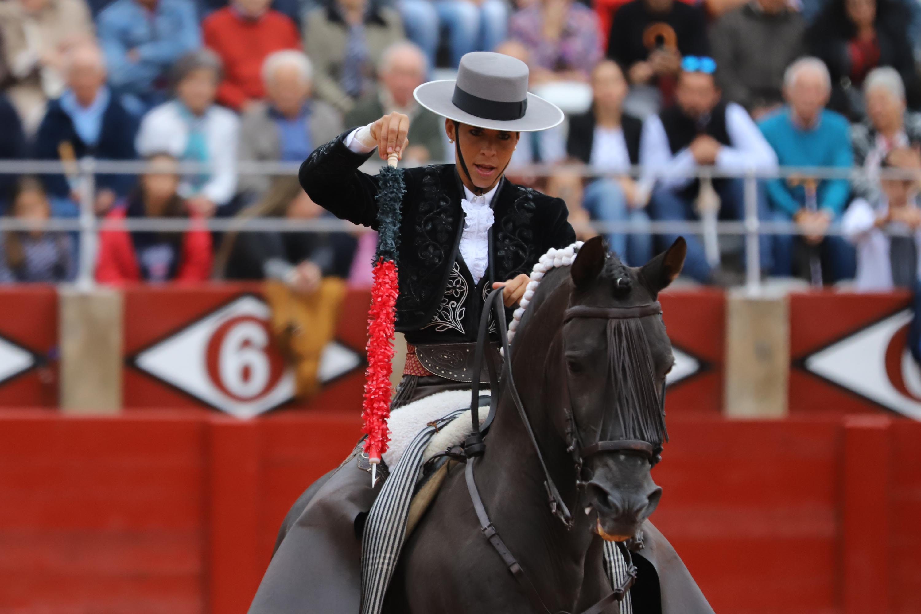 Lea Vicens y Guillermo Hermoso de Mendoza abrieron la puerta grande de La Glorieta tras cortar dos orejas cada uno en el sexto y último festejo de la Feria de Salamanca en el que Pablo Hermoso de Mendoza con toros de Herederos de Sánchez y Sánchez se fue de vacío