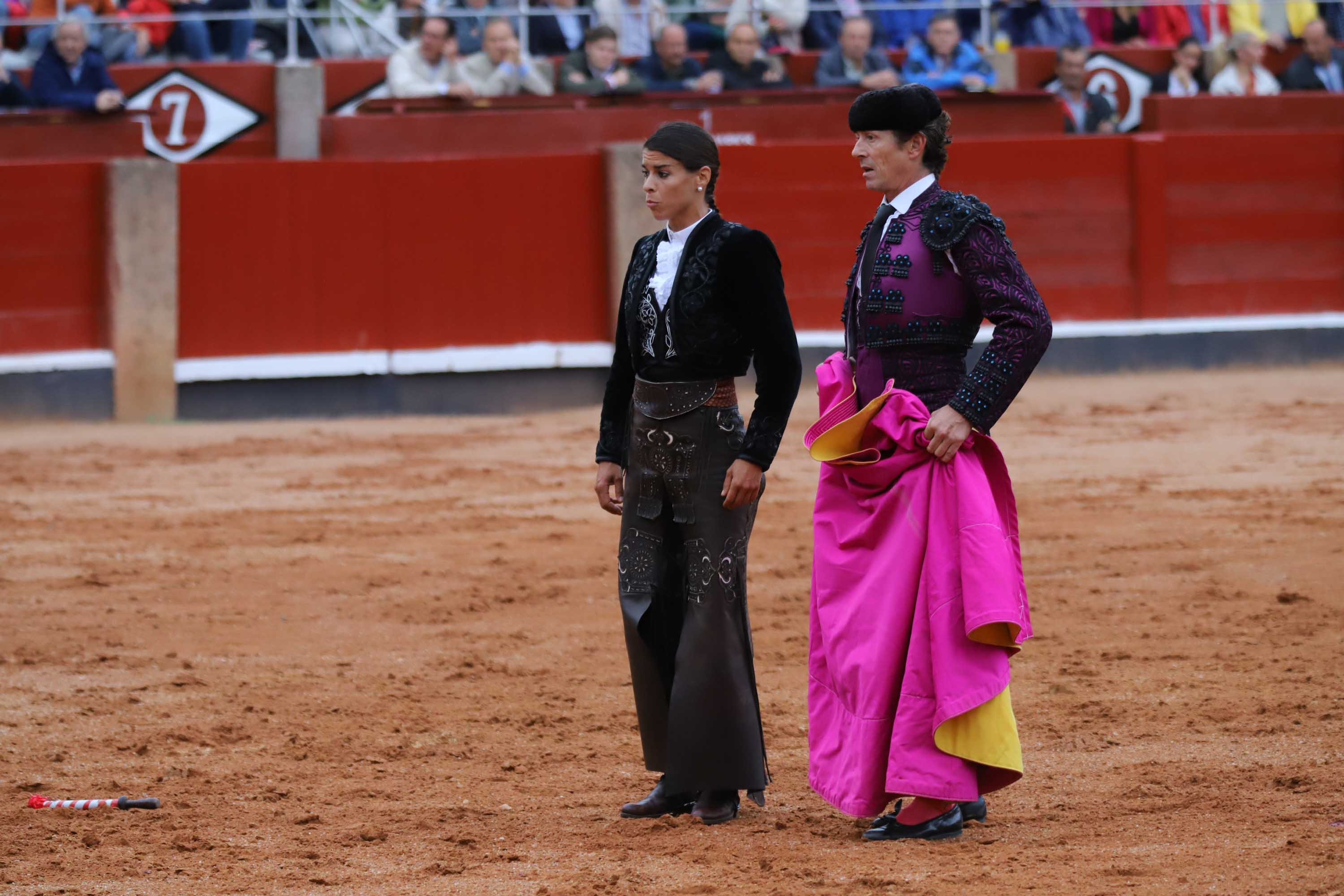 Lea Vicens y Guillermo Hermoso de Mendoza abrieron la puerta grande de La Glorieta tras cortar dos orejas cada uno en el sexto y último festejo de la Feria de Salamanca en el que Pablo Hermoso de Mendoza con toros de Herederos de Sánchez y Sánchez se fue de vacío