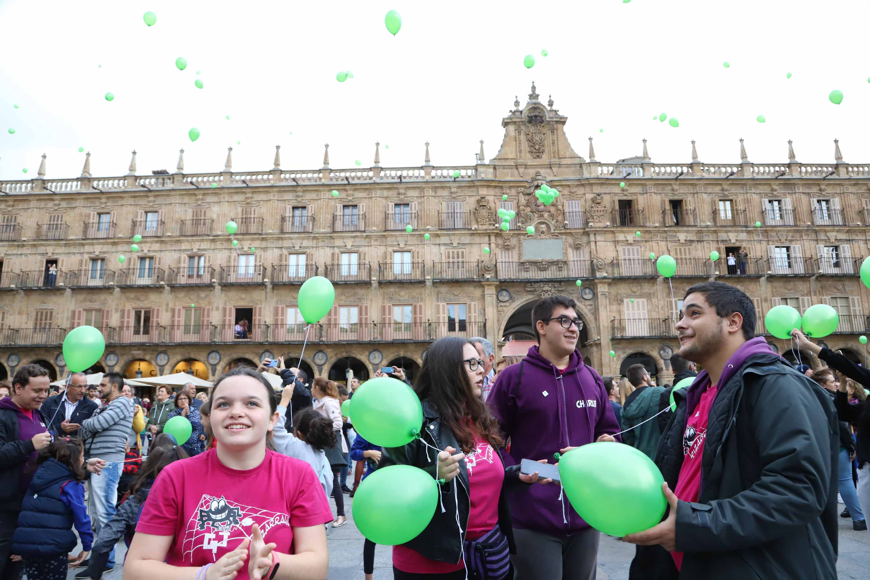 Fotos: Suelta de globos con motivo del Día Mundial del Alzheimer en Salamanca