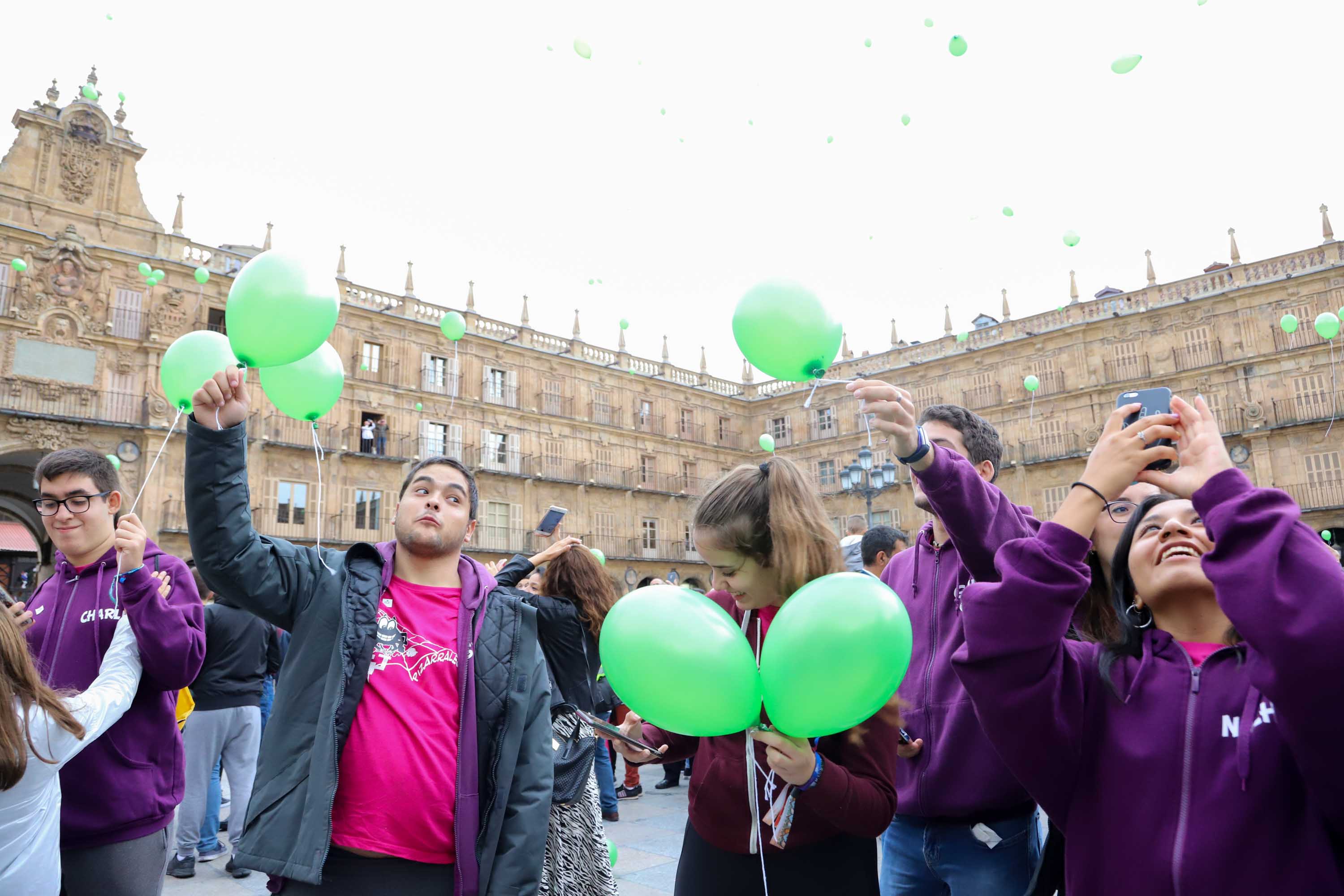 Fotos: Suelta de globos con motivo del Día Mundial del Alzheimer en Salamanca