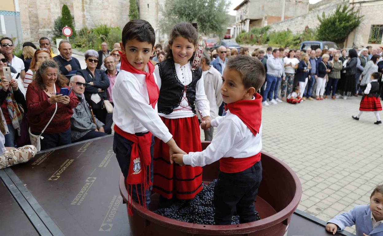 Javier, Irene y Manuel, los pisadores de uva de Curiel. 