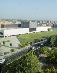 Imagen secundaria 2 - Por encima de la Plaza de Toros asoma el río, con los edificios de Reyes Católicos y Puente Colgante a su vera. Al otro lado, la Huerta del Rey, aún sin edificar. Debajo, Villa de Prado con las zonas arboladas. 