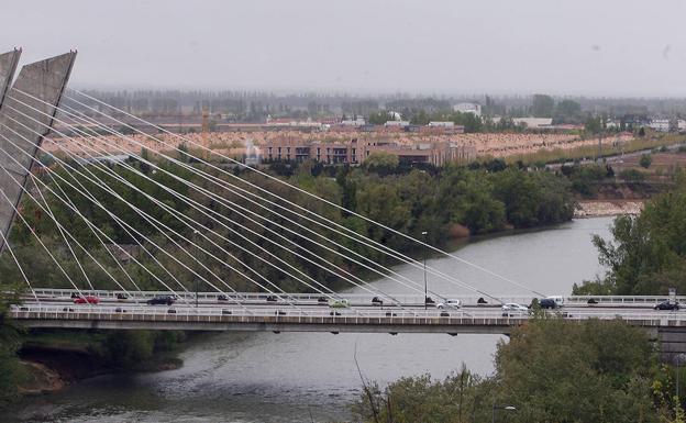 El puente de la Hispanidad, con las urbanizaciones al fondo. 