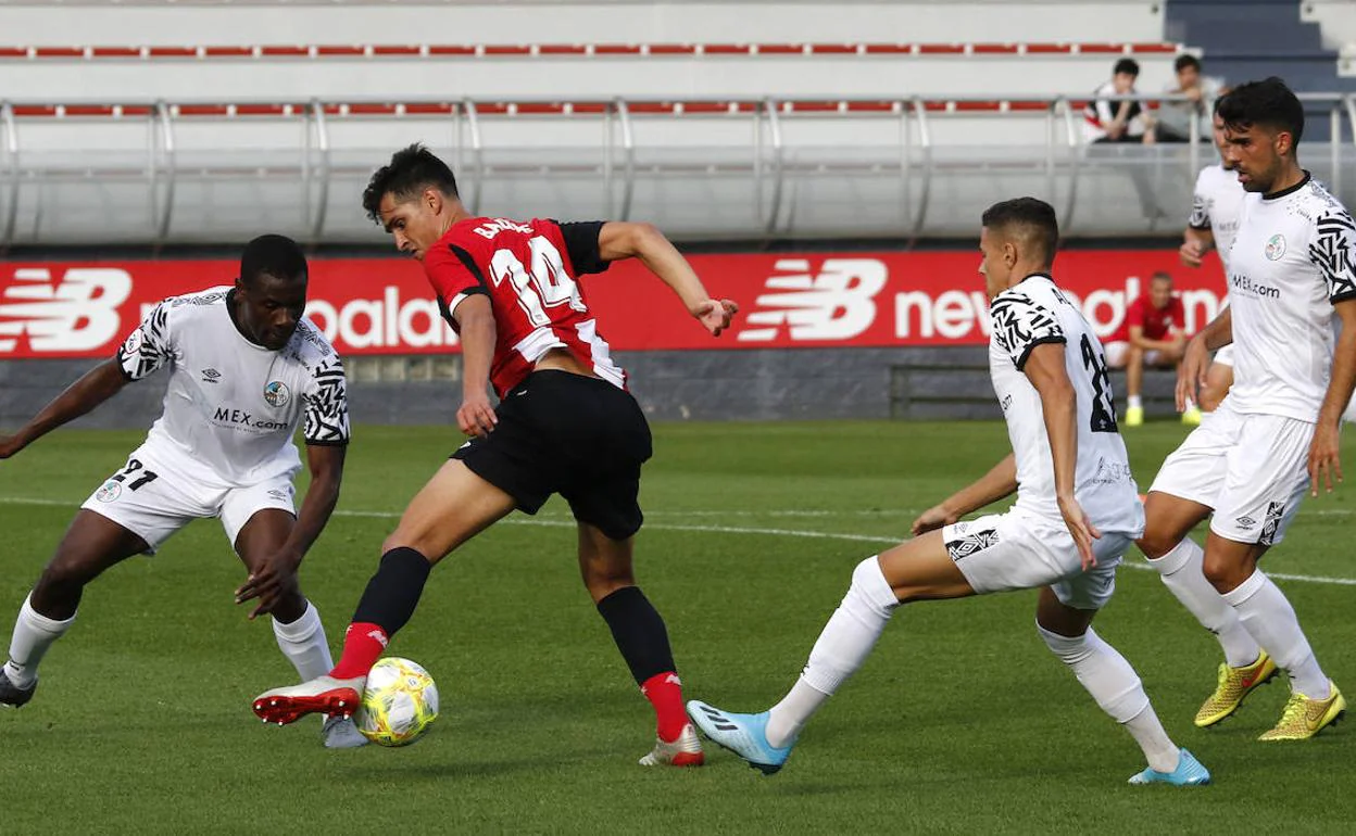 Aldo One defiende a un rival del Bilbao Athletic la pasada jornada.