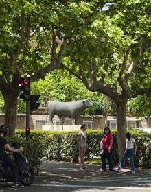 Imagen secundaria 2 - Arriba, el Paseo de Zorrilla sin árboles a la altura de la Plaza de Toros. Abajo, paseo justo enfrente del coso y jardines de La Rubia. 