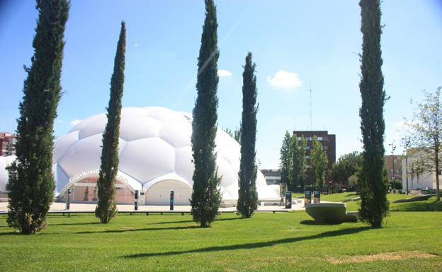 La misma plaza, ya denominada del Milenio, con la Cúpula y las zonas ajardinadas. 