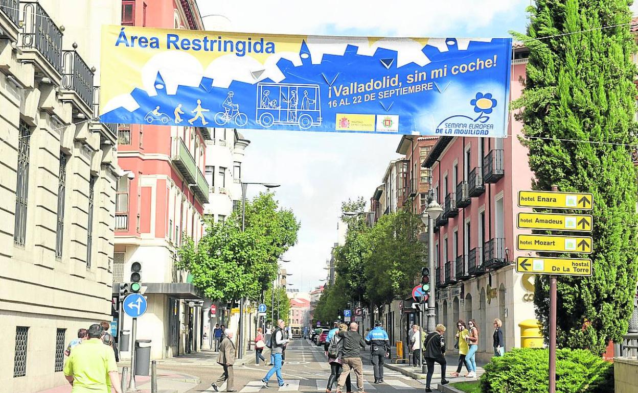 Pancarta de acceso al área restringida, situada en la Plaza de España hacia Duque de la Victoria. 