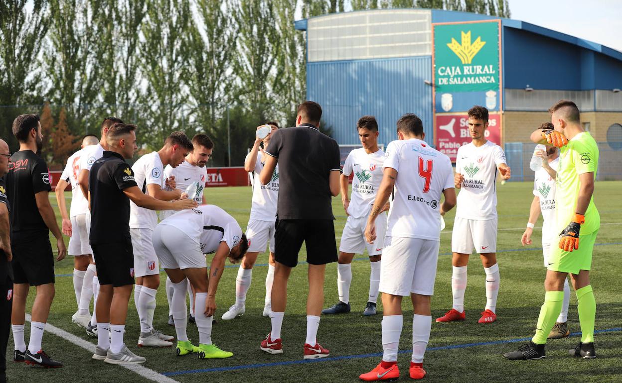 Arturo Martín se dirige a sus jugadores.