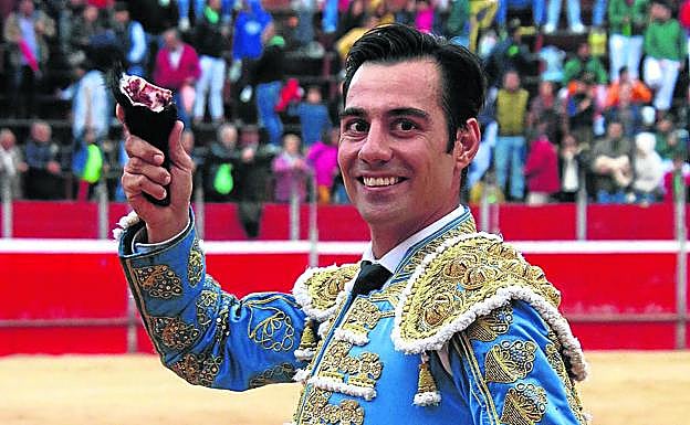 Gómez del Pilar exhibe su trofeo, ayer en Riaza. 