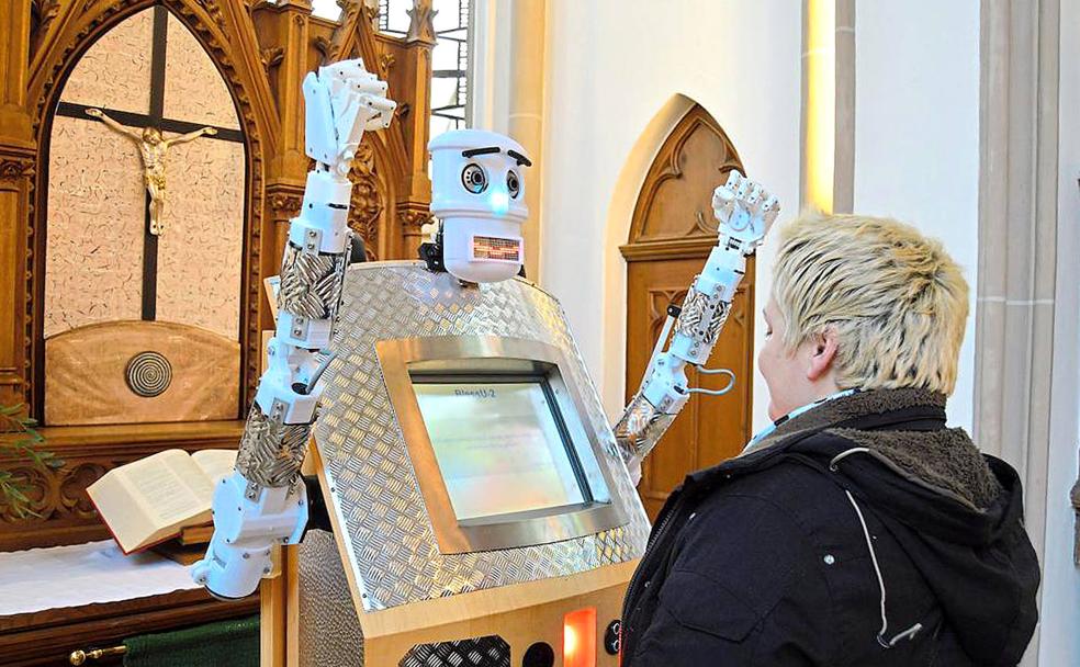 'Bless U-2' bendice en la ciudad alemana de Wittenberg en alemán, inglés, francés, español y polaco. Con voz masculina o femenina a elección, eleva las manos y dice: «Que Dios te bendiga y te proteja». Así celebraron en 2017 el 500 aniversario de la Reforma, generando debate sobre si los robots podrían sustituir a los clérigos. Aún se usa en algunos servicios.