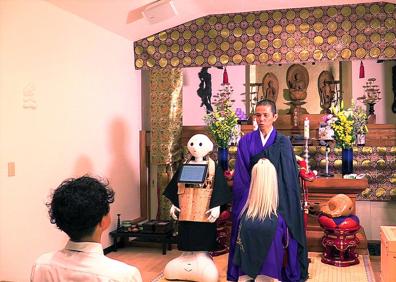 Imagen secundaria 1 - 'Mindar' ora en una ceremonia budista en el templo Kodaiji de Japón, donde buscan acercarse así a los más jóvenes. En 2017, la empresa nipona Nissei Eco Co delegó en 'Pepper' el oficio de funerales para abaratar costos. En 2014, un maestro iraní ideó un pequeño robot, 'Veldan', que enseña el Corán